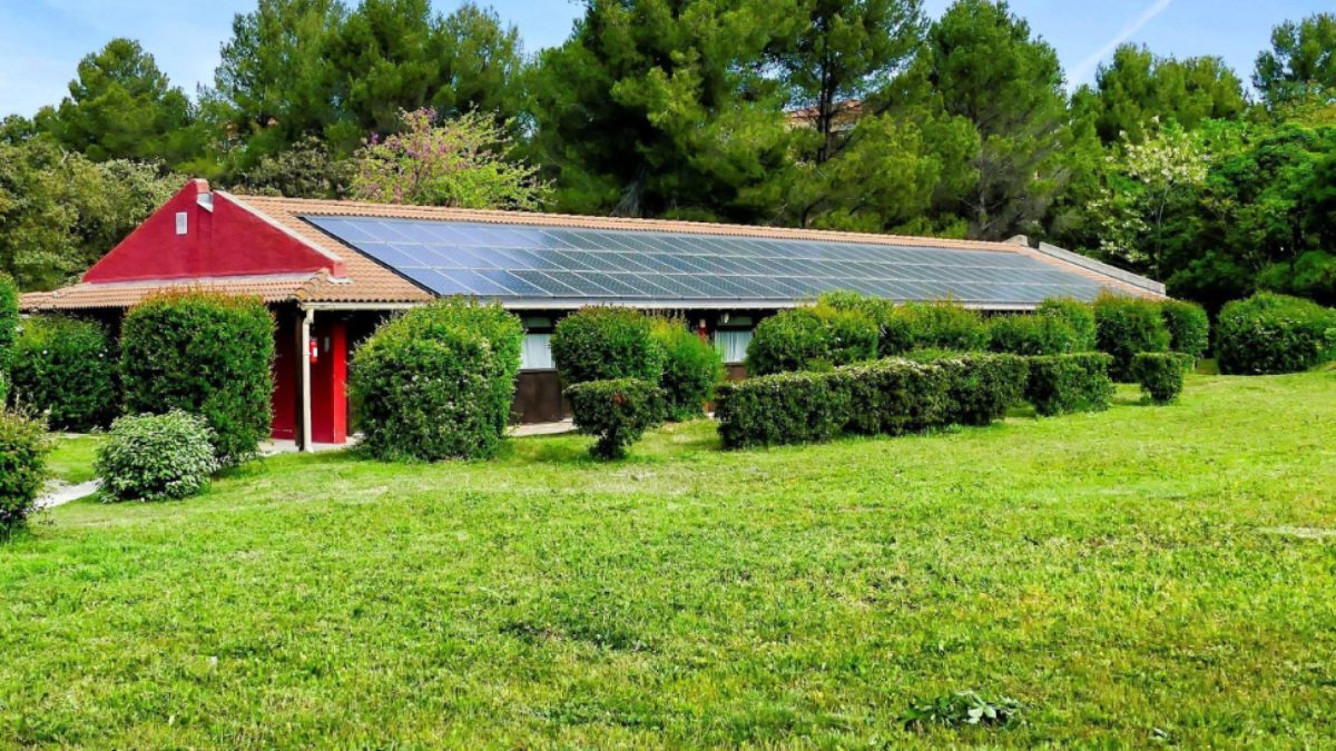 Les avantages de produire sa propre énergie : économies et écologie au quotidien !
