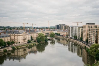 Vue panoramique d'Angers et du Maine illustrant le marché de la promotion immobilière en Maine-et-Loire
