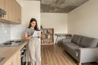 Intérieur d'un studio T1 compact d'environ 20 m² avec espace cuisine ouvert sur le coin nuit et séjour, illustrant la configuration typique d'un T1 classique